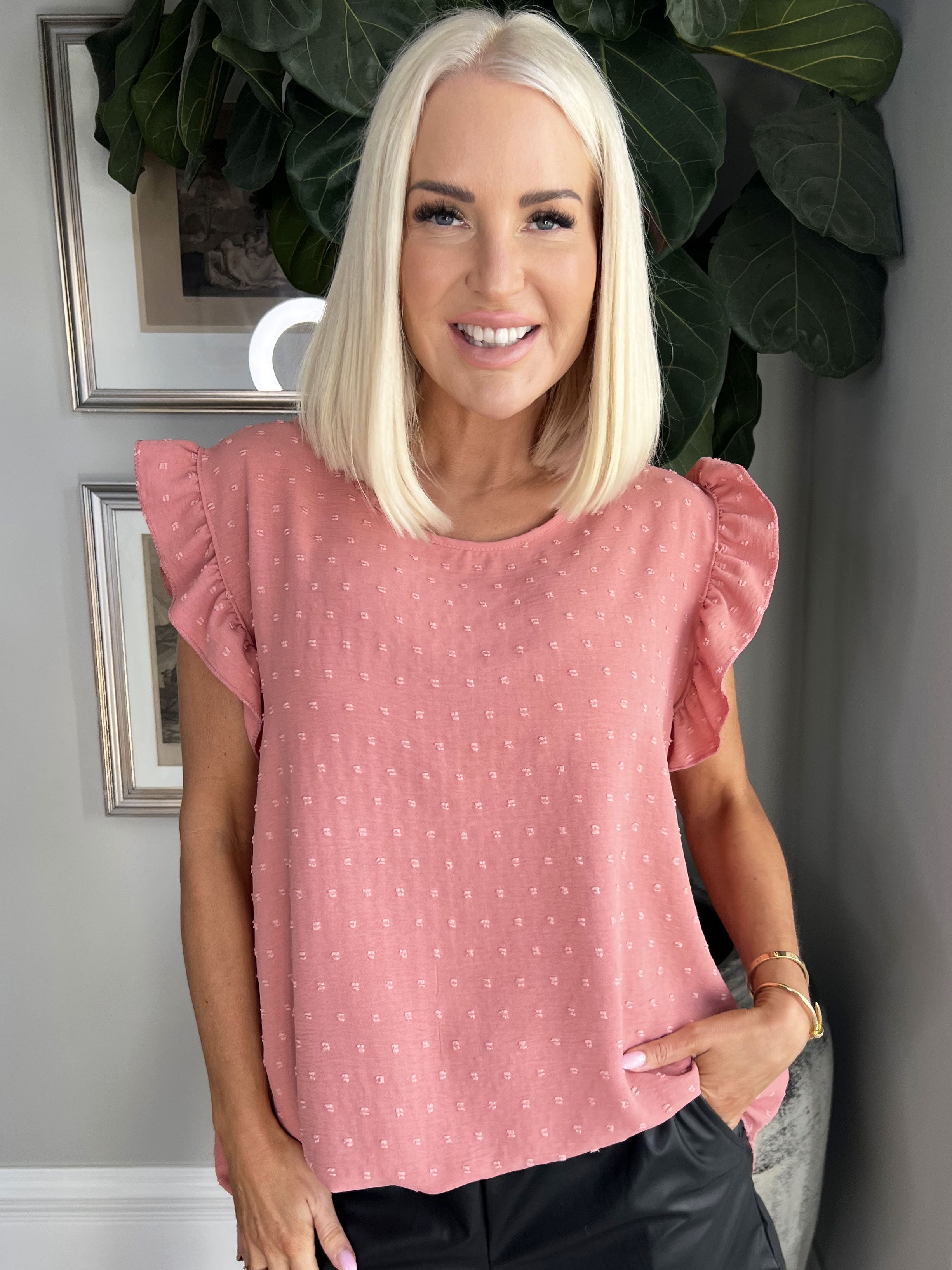 Evig - Söt tunika med prickiga detaljer och volangärmar